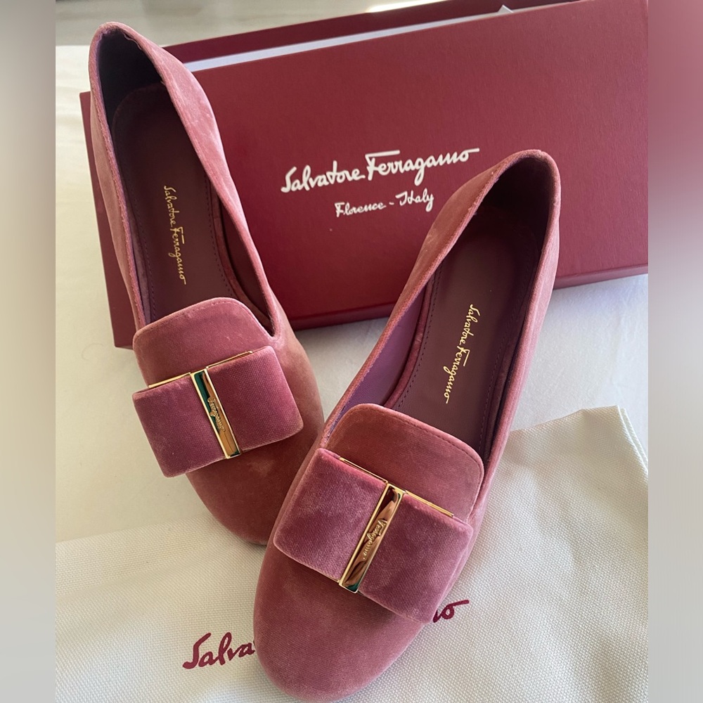 NEW Salvatore Ferragamo-Sarno T Flat size 5.5 medium